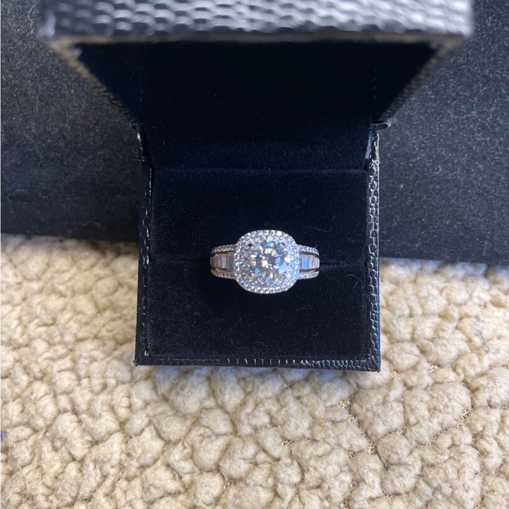 Stately Certified 1 Carat White Moissanite Diamond Ring 925 Size 7